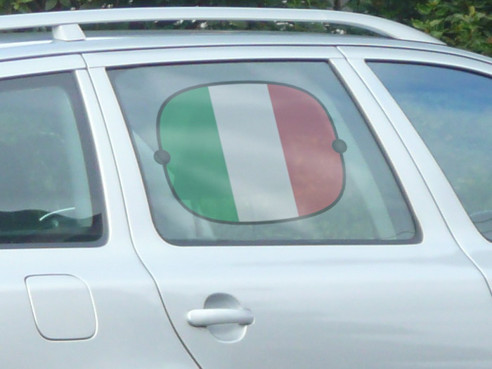 Sonnenschutz mit Flagge am Auto